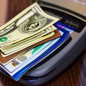 Деньги в поездке: наличные, карты и безопасность платежей