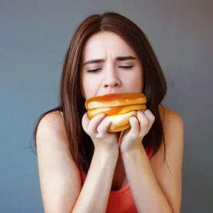 Эмоциональное переедание: как найти триггеры и заменить сценарий