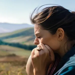 Как справляться с одиночеством в отношениях: что это значит и что делать