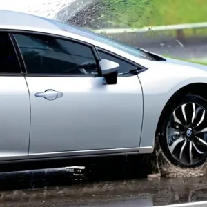 Аквапланирование: как распознать и что делать за секунды