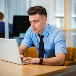 Стресс на работе одного партнера: как поддерживать, не “спасая”