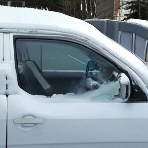 Как не “убить” лобовое зимой: скребок, химия, прогрев